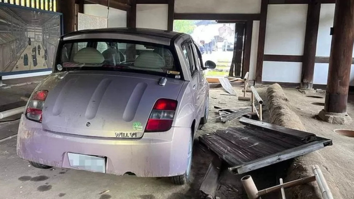 japanse curator ramt bijzondere auto dwars door eeuwenoud toilet
