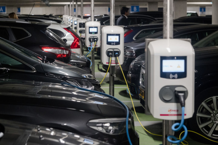 'sinds vorig jaar twee keer zoveel elektrische auto's in nederland'