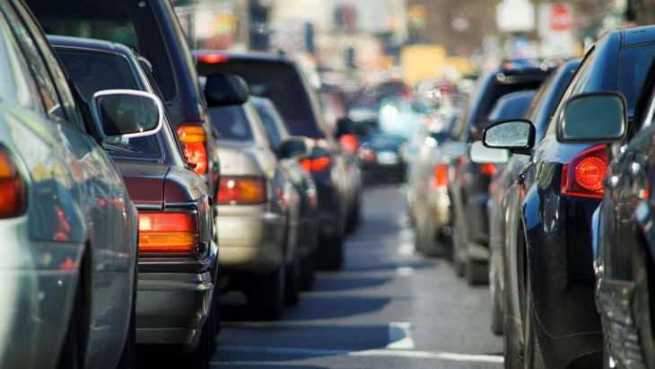 europese commissie wil strengere uitstootnormen voor wegverkeer, voor het eerst ook limiet op vervuiling door banden en remmen
