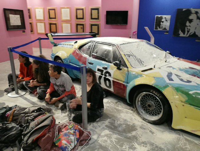 italiaanse ecomafkezen besmeuren andy warhol's bmw m1 art car met pizzabloem