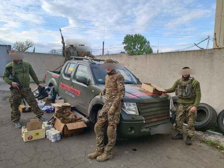 britse voertuigen foppen russsiche sluipschutters in oekraïne: chauffeur zit ineens aan de andere kant van de auto