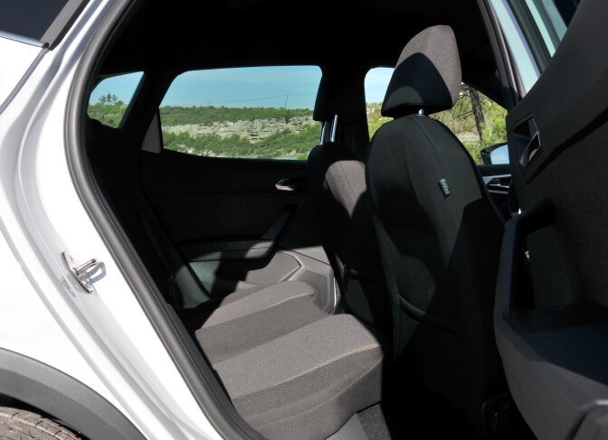 seat arona, autotest, 1.0 tsi, 1.5 tsi, weggedrag, suv, crossover, android, seat arona - seat zoekt het hoger op