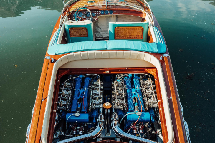 deze riva-boot heeft twee (!) lamborghini v12-motoren aan boord