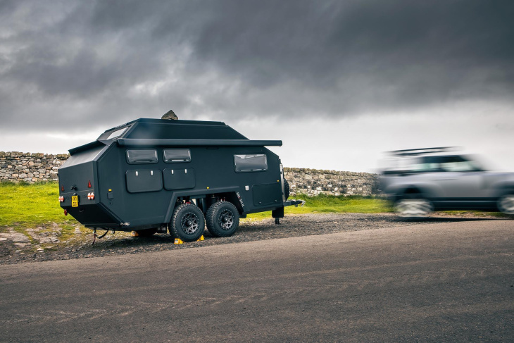 bruder exp-6: op pad met de ruigste caravan ter wereld achter een laro defender