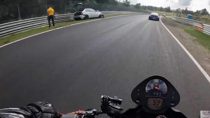 bmw-rijder reageert gepast op ongeluk in vreemde crashvideo