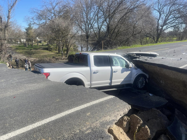 auto verdwijnt in sinkhole in californië: 'dit was zó onnodig'