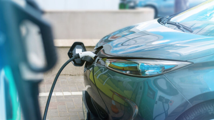 in 2025 worden meer elektrische dan thermische auto’s verkocht