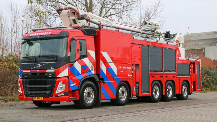 deze enorme brandweerwagen blust 115 meter ver en is in nederland gebouwd