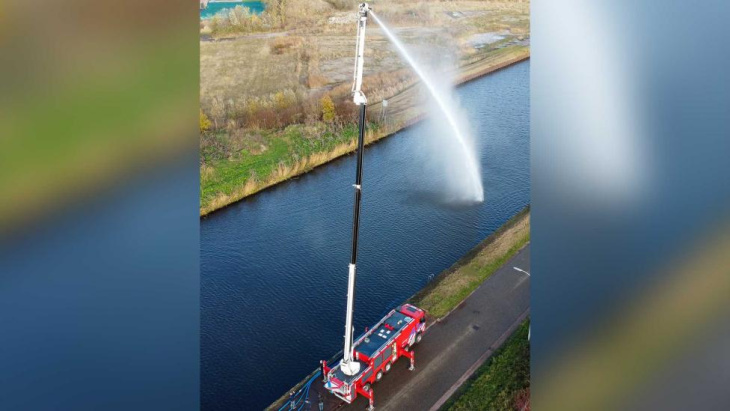 deze enorme brandweerwagen blust 115 meter ver en is in nederland gebouwd
