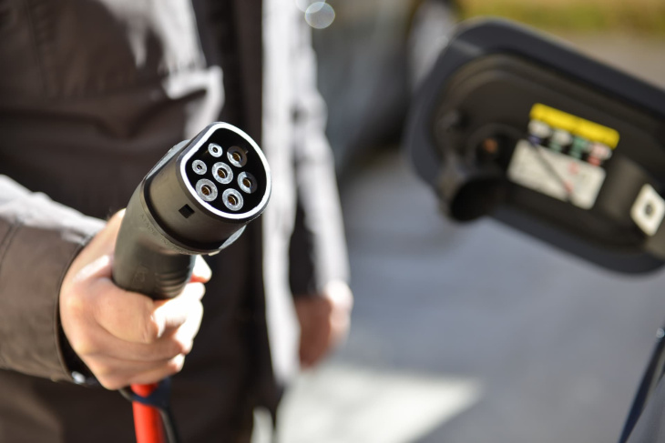 anwb: kosten elektrische auto gestegen, maar rijden op benzine blijft duurder