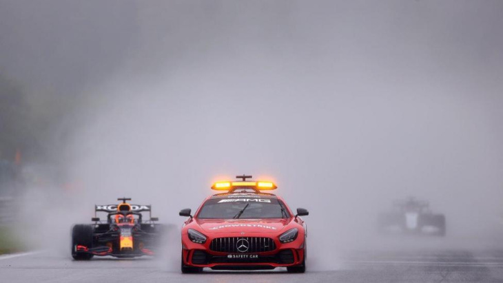 geen f1-races meer die in het water vallen? fia kondigt nieuwe regenband aan voor 2023