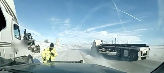 agent wyoming highway patrol bijna aangereden door vrachtwagen op besneeuwde snelweg