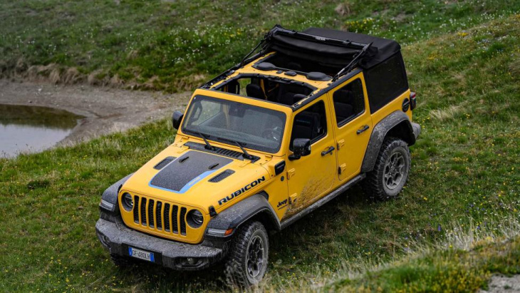 de enorme jeep wrangler verkoopt in nederland beter dan de compacte renegade
