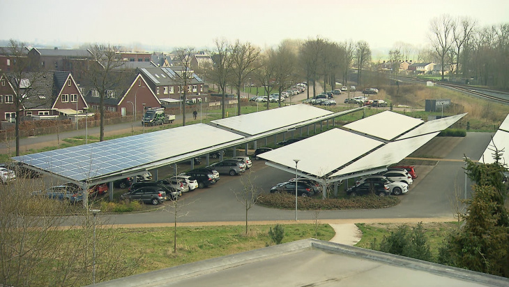 d66: parkeerplaatsen verplicht overdekken met zonnecarport