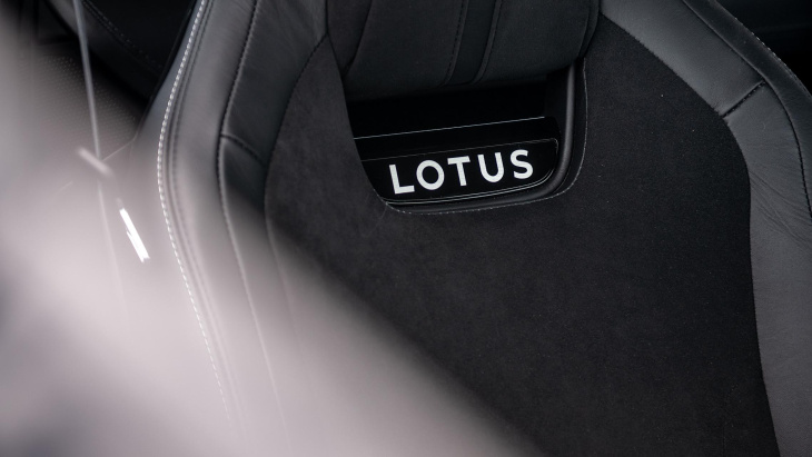 lotus emira review: zo rijdt de laatste benzineauto van lotus