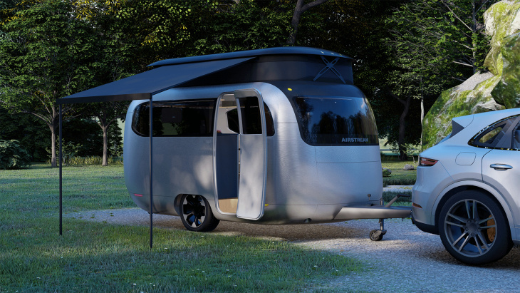 porsche toont luxe caravan die geschikt is voor elektrische auto's