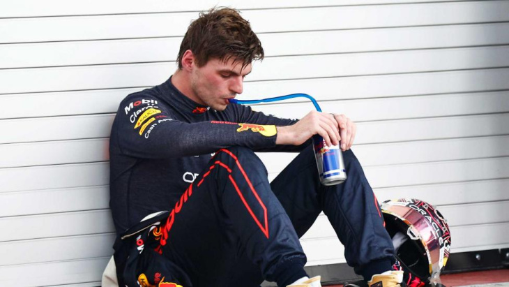 wat drinkt max verstappen tijdens een f1-race? het is geen water…