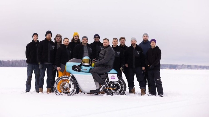 buzz: elektrische motor rijdt 155 km/u op ijs