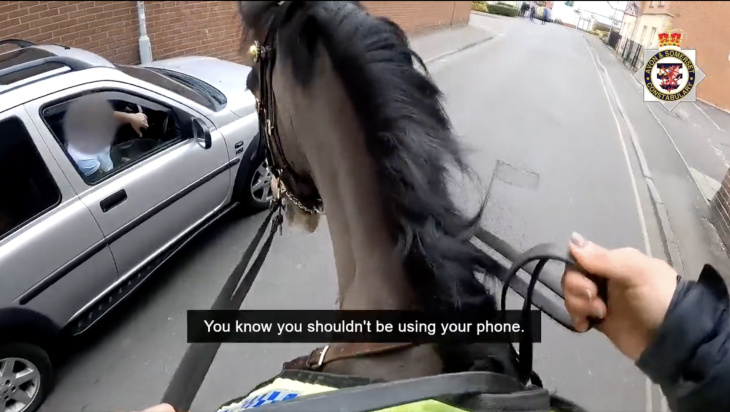 britse politie te paard pakt nu automobilisten met mobieltje aan