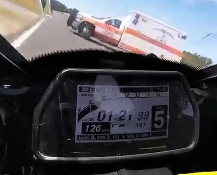 video: ambulance veroorzaakt levensgevaar bij superbike-race