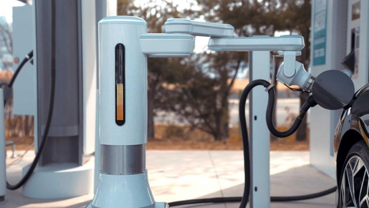 deze laadrobot van hyundai stopt zelf de laadkabel in jouw auto