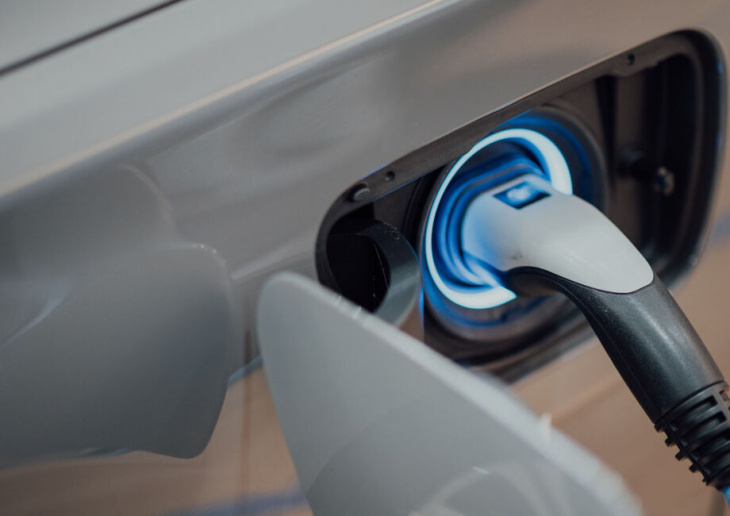 tavares: e-fuels vertragen transitie naar elektrische auto niet