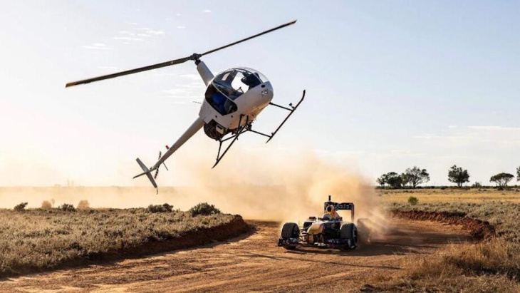 f1-piloot daniel ricciardo scheurt door de outback
