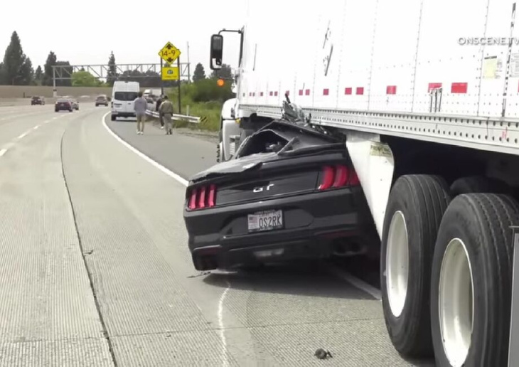 video – ford mustang onder vrachtwagen na horrorcrash