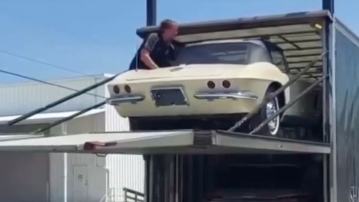 video – schitterende corvette c1 stort van vrachtwagen
