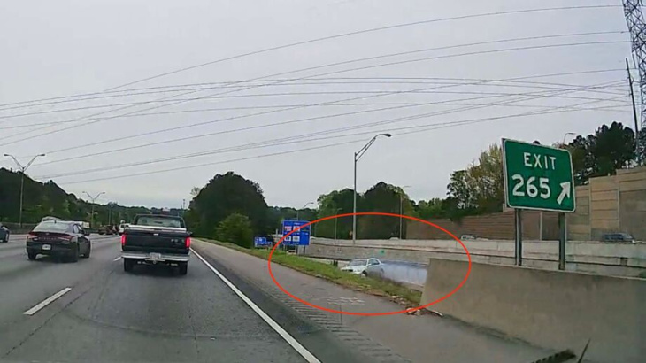 video – bestuurder verlaat snelweg te laat… en crasht