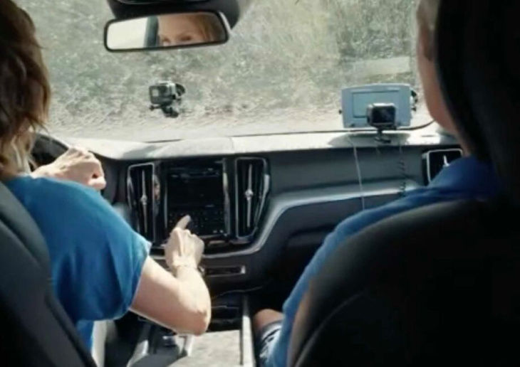 aanraakscherm in je auto gebruiken kan fikse boete opleveren
