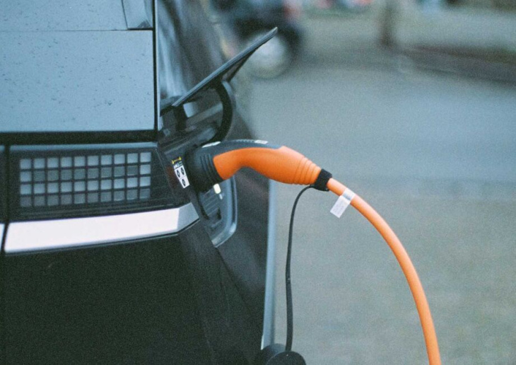 waar kan je een elektrische auto het goedkoopst opladen?