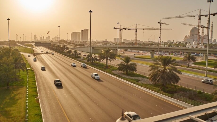abu dhabi verhoogt minimumsnelheid op autosnelweg