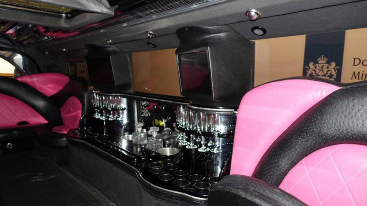 de overheid veilt een hummer h2 limousine met een volledige bar achterin