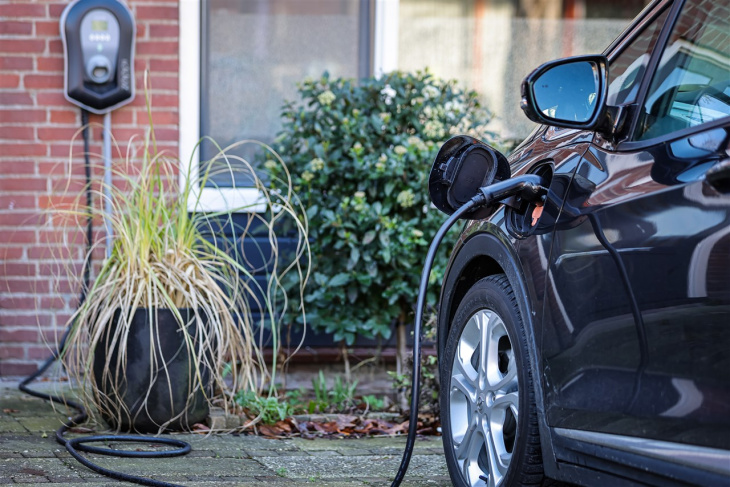 'verzekering elektrische auto flink duurder dan bij benzineauto'