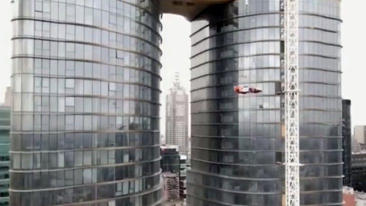 de ongevoelige luxe van een miljardair: zijn mclaren senna gtr vervoeren naar de 57e verdieping van een wolkenkrabber