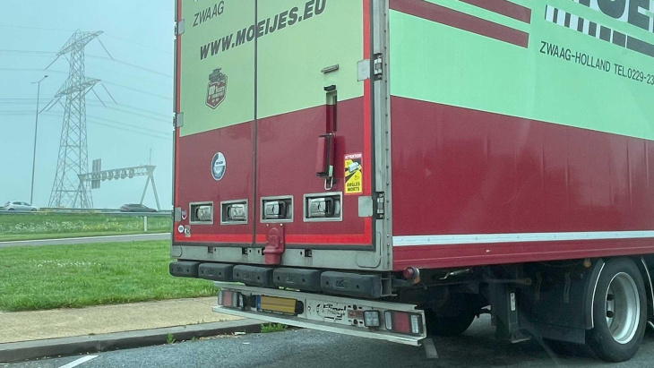 waarom veel vrachtwagens een klepje in de deur van de aanhanger hebben