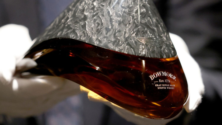 op veiling kostbare 52 jaar oude whisky in een karaf van aston martin