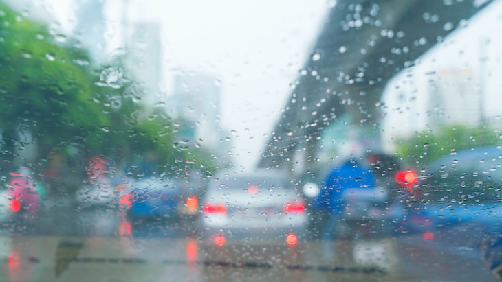 autorijden in de regen: 6 tips voor rijden in de regen