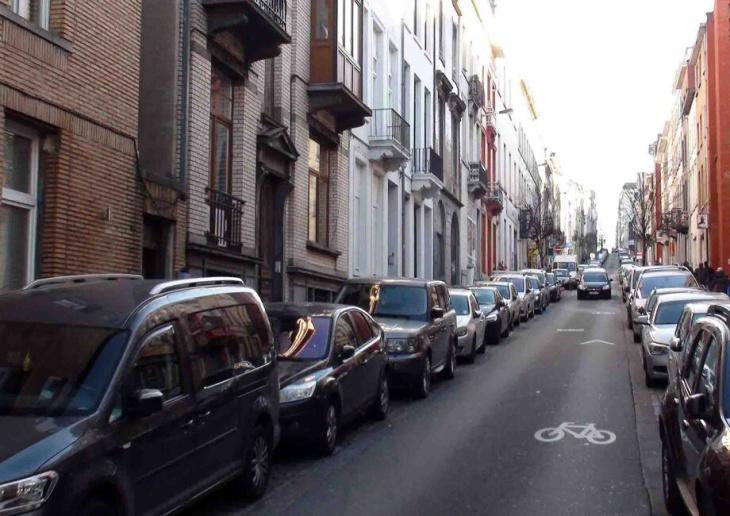 het parkeerbeleid van de steden staat ter discussie