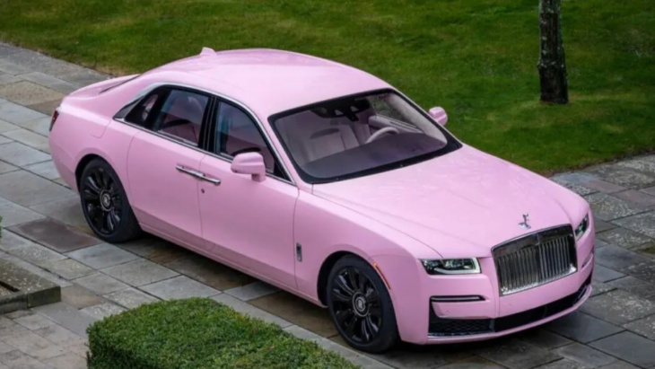 rolls-royce ghost in volledig roze: de 'stunner' auto is voor een extravagant verzoek