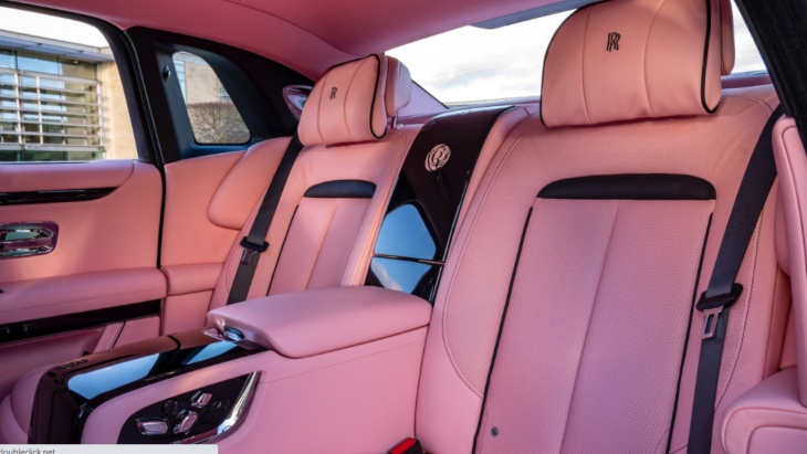 rolls-royce ghost in volledig roze: de 'stunner' auto is voor een extravagant verzoek