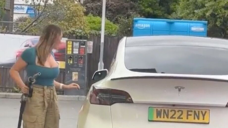 vrouw tankt benzine in tesla