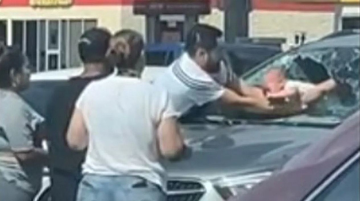 omstander filmt hoe baby uit snikhete auto wordt gered in texas