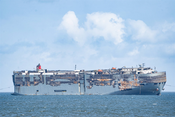 definitief plan voor gehavend vrachtschip gaat nog even duren: 'geen kwestie van paar dagen'