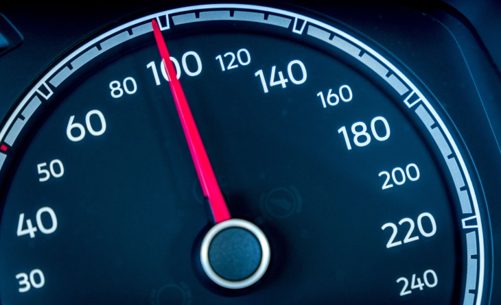 waarom toont je teller zoveel hogere snelheden dan mogelijk is met je auto?