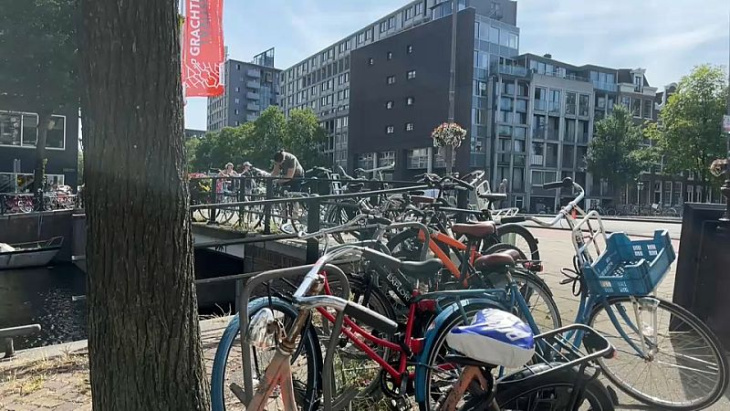 amsterdam drijft meer auto’s weg, maar nog steeds te weinig ruimte in de stad