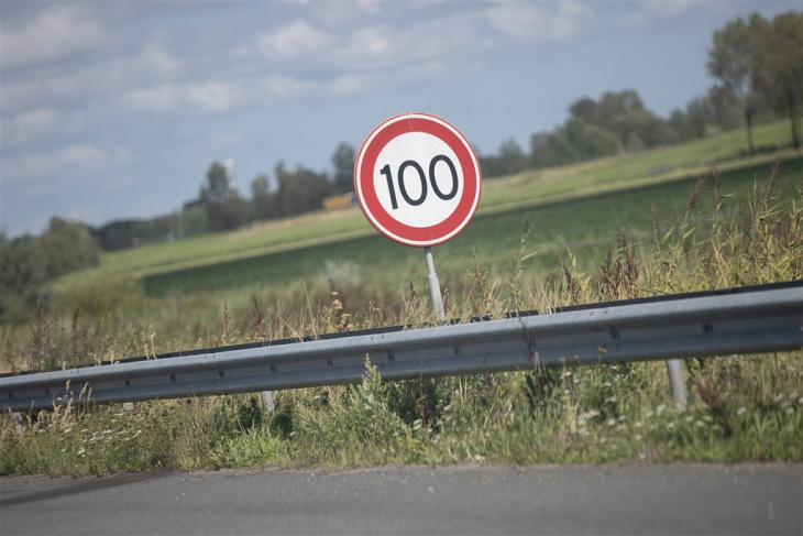 automobilist rijdt ruim 100 kilometer per uur te hard