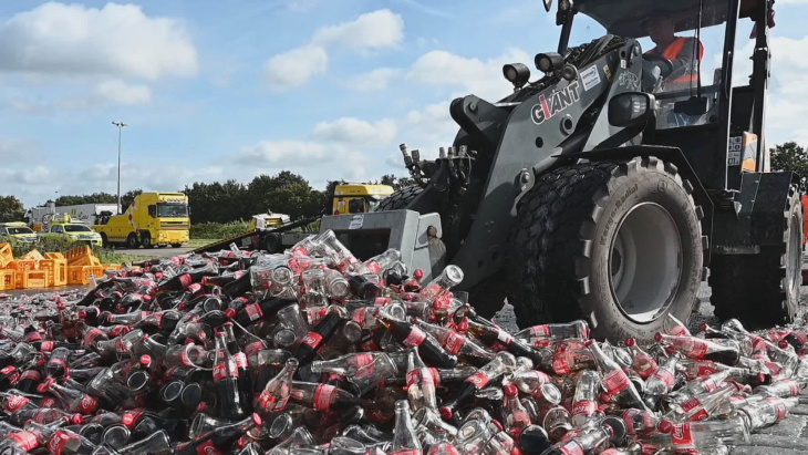 duizenden colaflesjes vallen uit rijdende vrachtwagen op a65