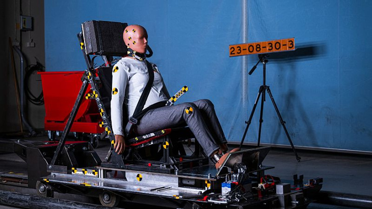 dit is de eerste crashtestpop met het lichaam van een vrouw